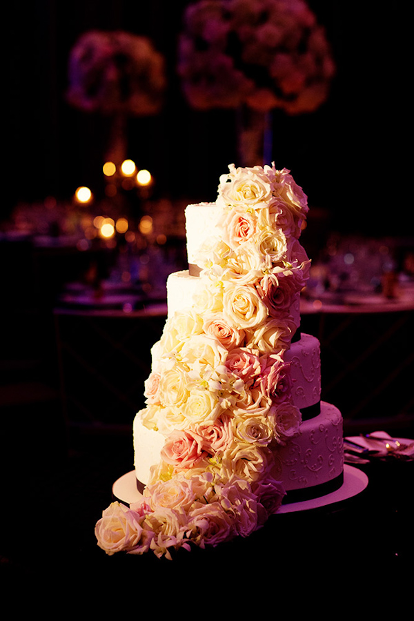 Tiered wedding cake with cascading roses in ivory and light pink - Photo by Olivia Leigh Photographie